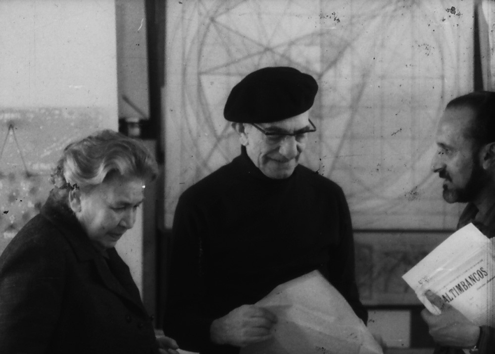  Ernesto de Sousa with Sara Afonso and Almada Negreiros in his studio, 1969. 