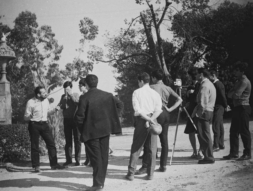  Ernesto de Sousa com alunos do Curso de Cinema Experimental do Porto, 1965. 