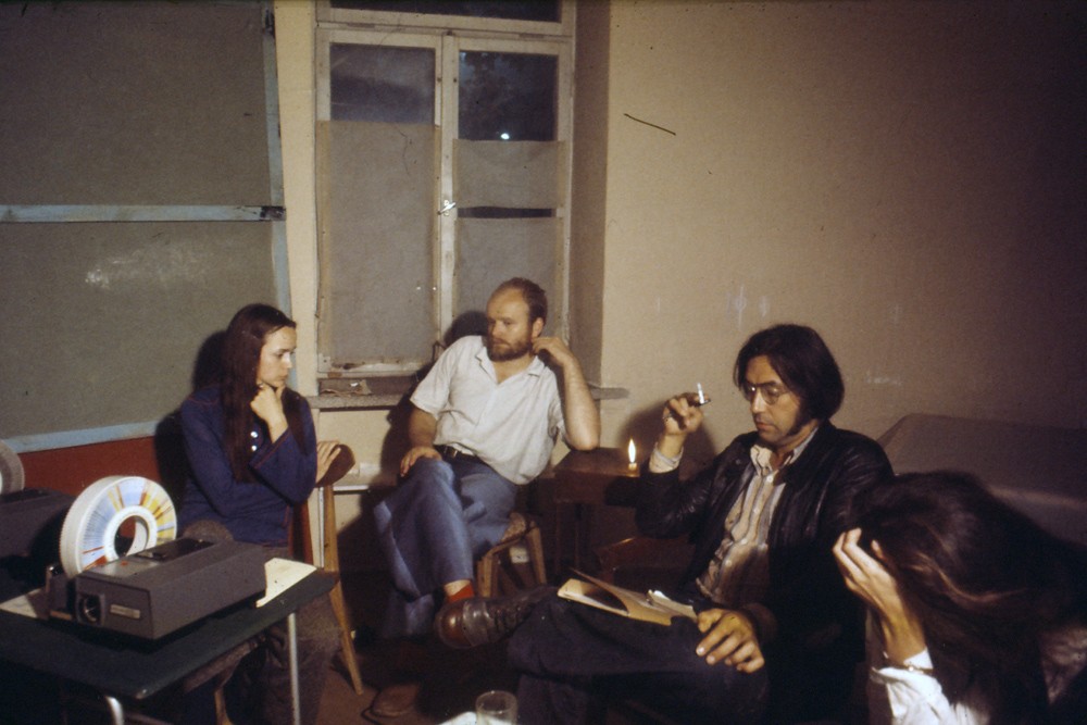 Na casa-atelier de Zofia Kulik e Przemysław Kwiek, com Frank Gribling e Isabel Alves, Polónia, 1975. (foto: Ernesto de Sousa) 