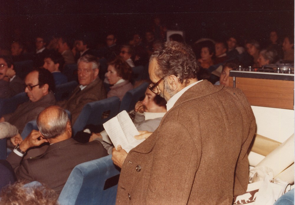  Ernesto de Sousa durante a apresentação de "Almada, Um Nome de Guerra" na Fundação Juan March em Madrid, 1983. 