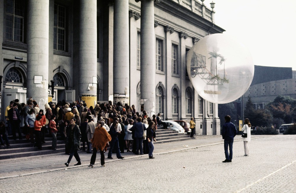  Ernesto de Sousa registou a Documenta 5 em centenas de slides. Museu Fredericianum, peça de Haus Rucker Co., Kassel, 1972. 
