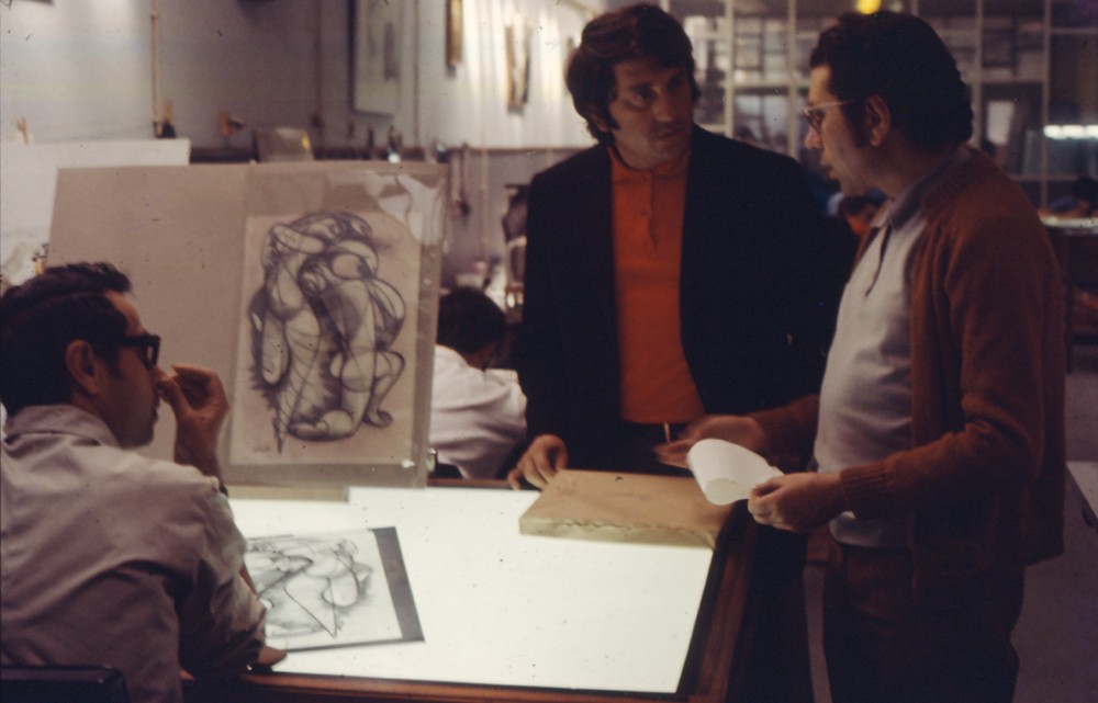  Armando Alves desenha o livro "Maternidade" com desenhos de Almada, 1971. 