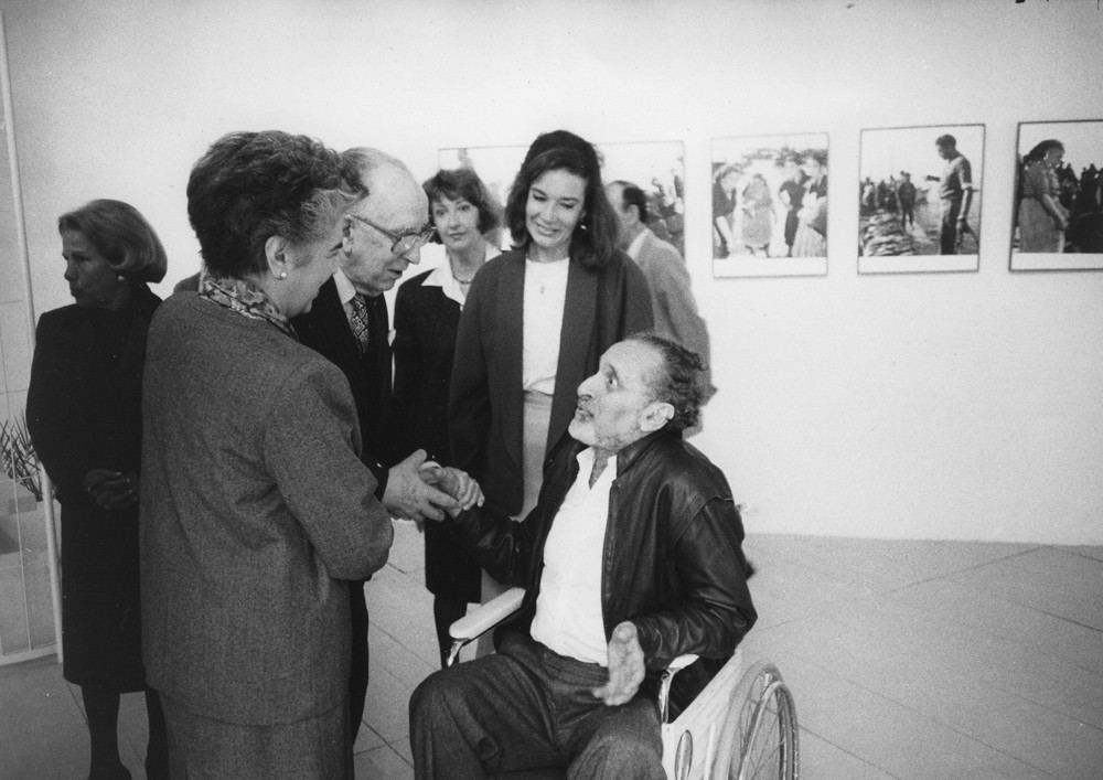   Madalena e José de Azeredo Perdigão, Helena Almeida, Isabel Alves e Ernesto de Sousa na inauguração da retrospectiva "Itinerários", Galeria Diferença, 1987. 